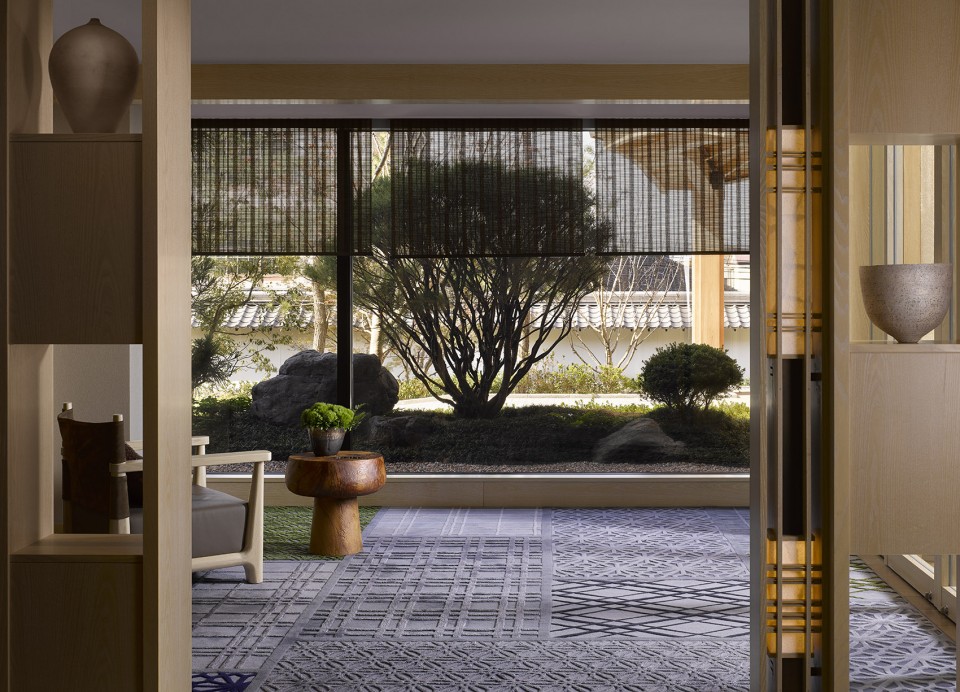 Four Seasons Kyoto lobby library2