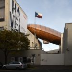 布拉格 DOX 艺术中心上空的飞艇 / Hut Architektury Martin Rajnis