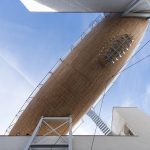 布拉格 DOX 艺术中心上空的飞艇 / Hut Architektury Martin Rajnis
