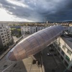 布拉格 DOX 艺术中心上空的飞艇 / Hut Architektury Martin Rajnis