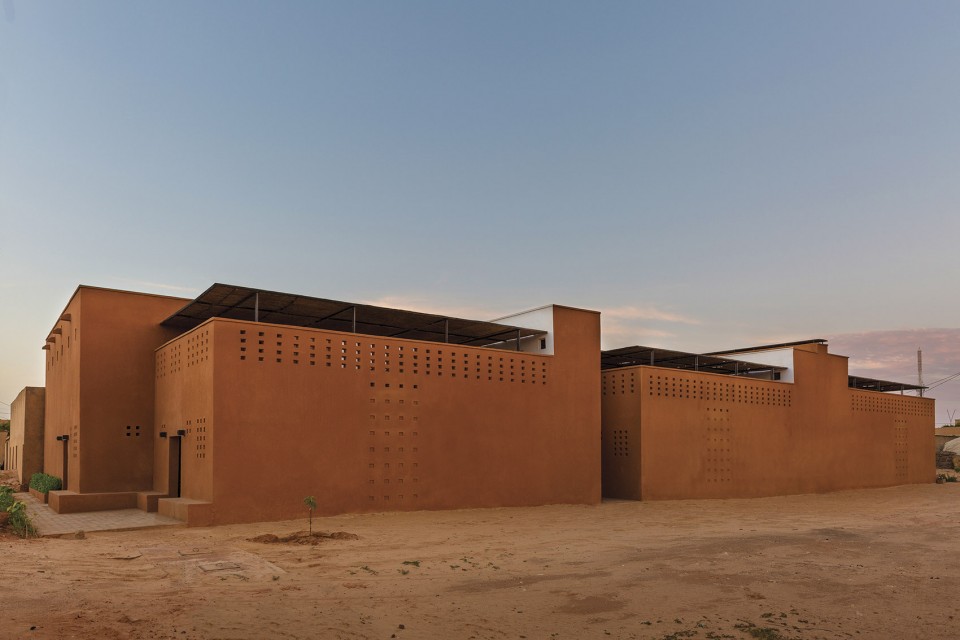 006-Niamey 2000-South facade at dusk