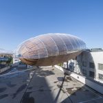 布拉格 DOX 艺术中心上空的飞艇 / Hut Architektury Martin Rajnis