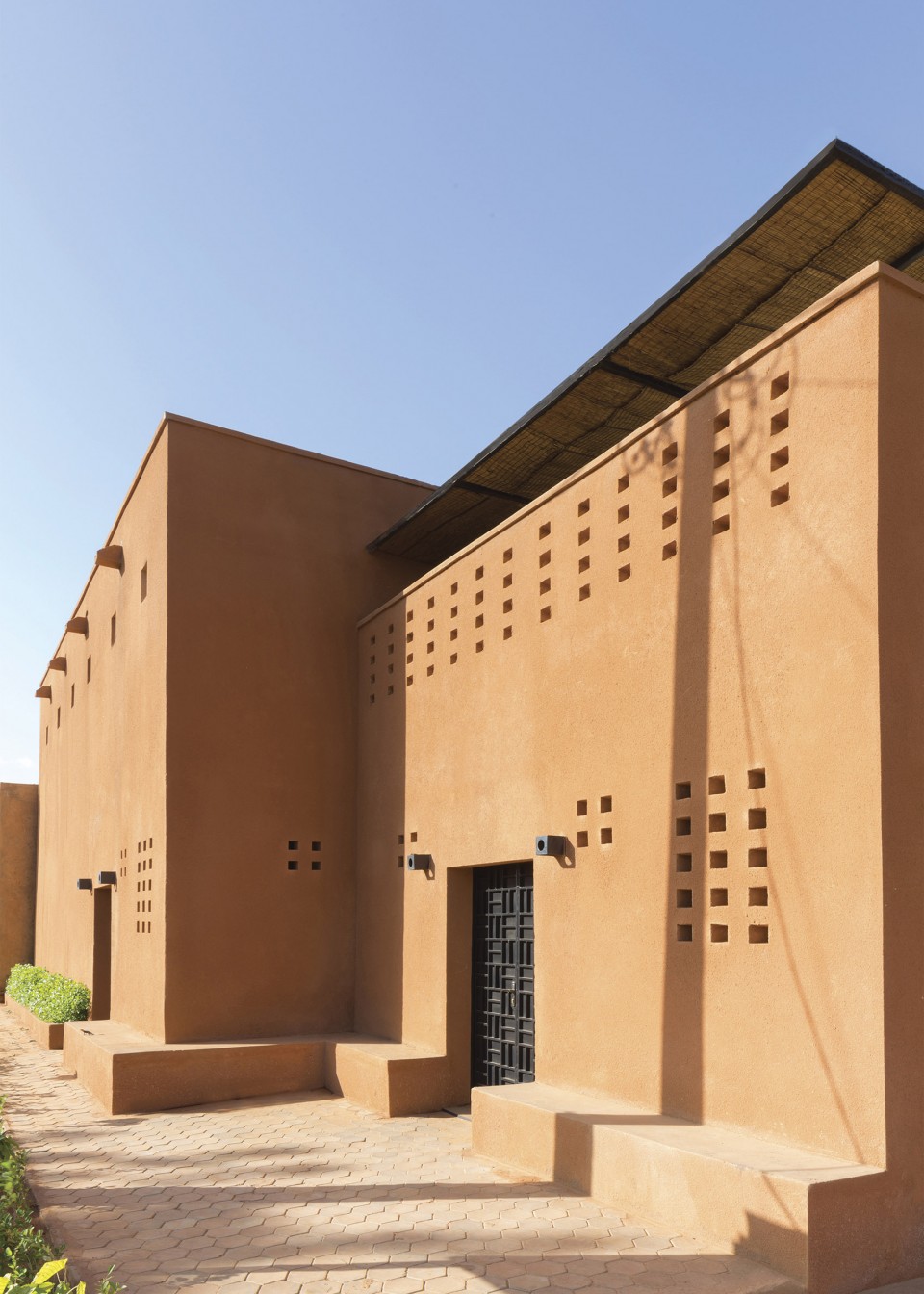 008-Niamey 2000-Gathering space