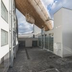 布拉格 DOX 艺术中心上空的飞艇 / Hut Architektury Martin Rajnis