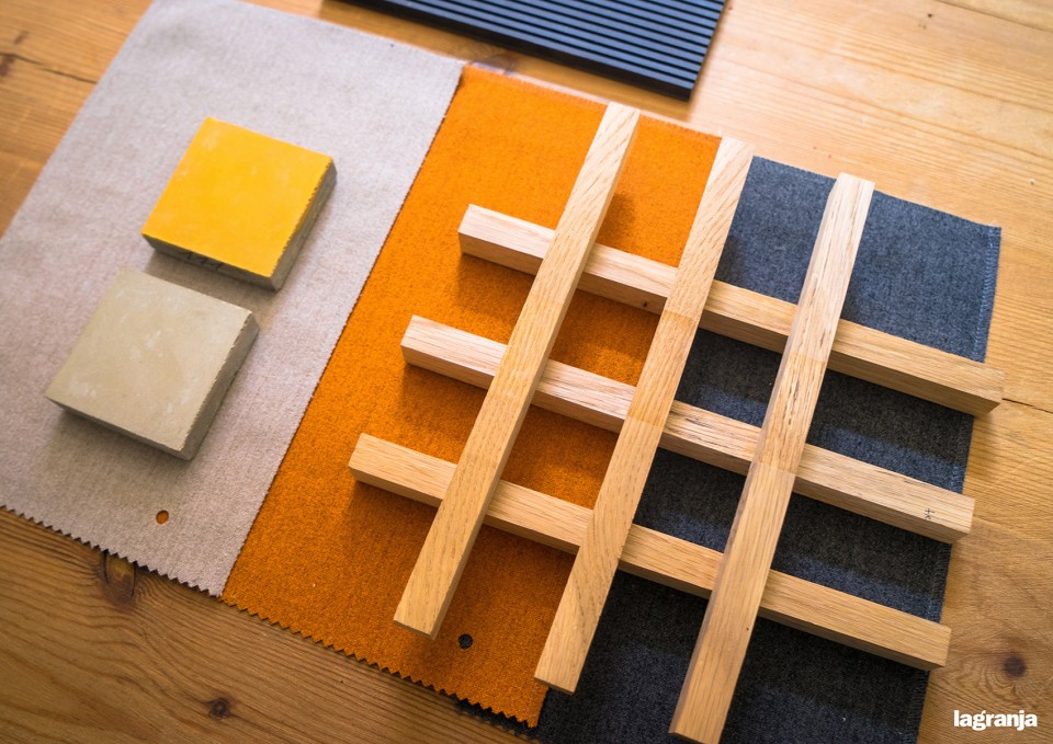 009-MONOCHROME