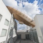 布拉格 DOX 艺术中心上空的飞艇 / Hut Architektury Martin Rajnis