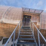 布拉格 DOX 艺术中心上空的飞艇 / Hut Architektury Martin Rajnis