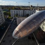 布拉格 DOX 艺术中心上空的飞艇 / Hut Architektury Martin Rajnis