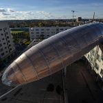 布拉格 DOX 艺术中心上空的飞艇 / Hut Architektury Martin Rajnis