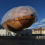 布拉格 DOX 艺术中心上空的飞艇 / Hut Architektury Martin Rajnis