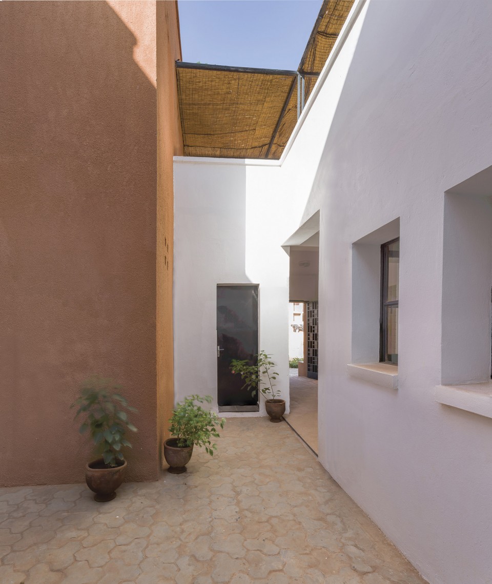 015-Niamey 2000-Courtyard entry