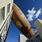 布拉格 DOX 艺术中心上空的飞艇 / Hut Architektury Martin Rajnis