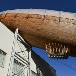布拉格 DOX 艺术中心上空的飞艇 / Hut Architektury Martin Rajnis