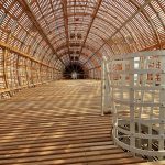 布拉格 DOX 艺术中心上空的飞艇 / Hut Architektury Martin Rajnis