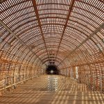 布拉格 DOX 艺术中心上空的飞艇 / Hut Architektury Martin Rajnis