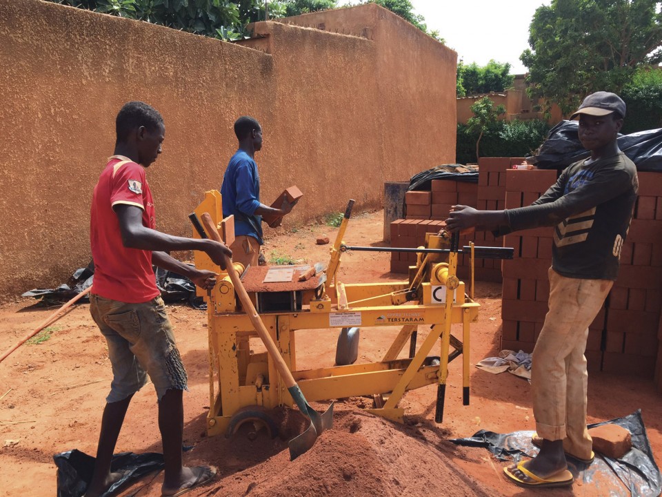 022-Niamey 2000-Compressed earth block production