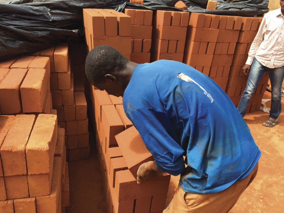 023-Niamey 2000-Compressed earth blocks