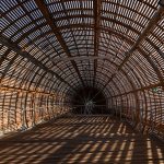 布拉格 DOX 艺术中心上空的飞艇 / Hut Architektury Martin Rajnis