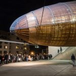 布拉格 DOX 艺术中心上空的飞艇 / Hut Architektury Martin Rajnis