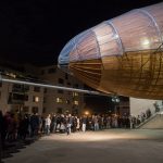 布拉格 DOX 艺术中心上空的飞艇 / Hut Architektury Martin Rajnis