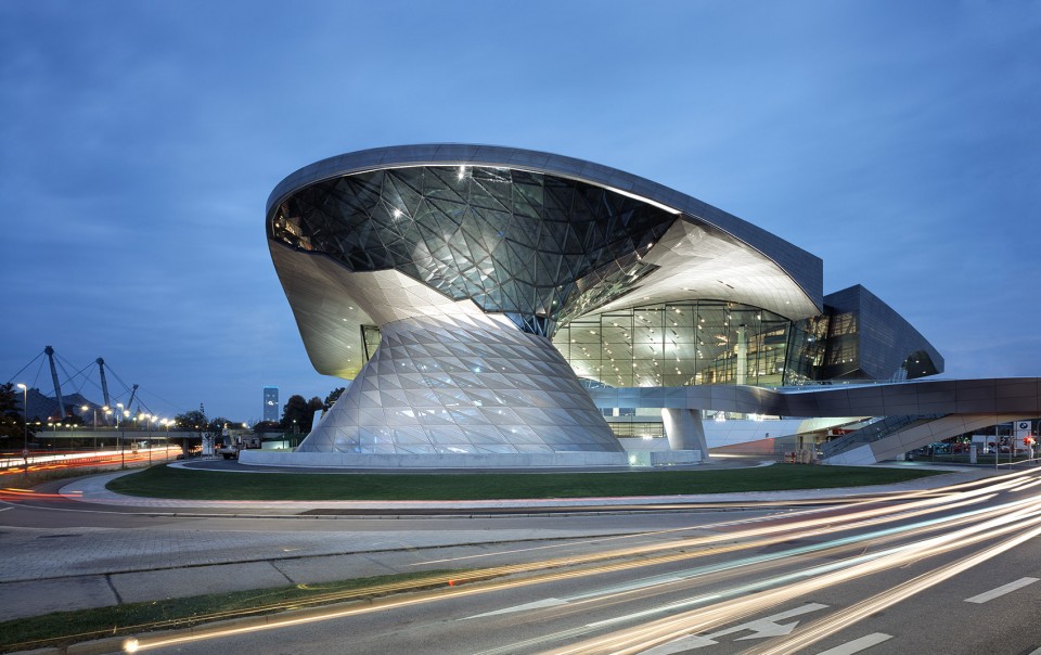 BMW Welt Doppelkegel blau A4