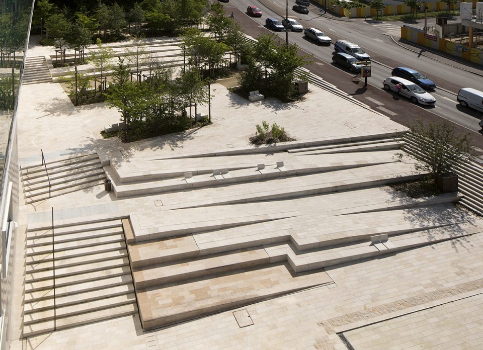 A New Place for a New Town Entrance