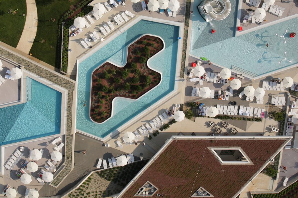 studioup amarin poolscape zoom