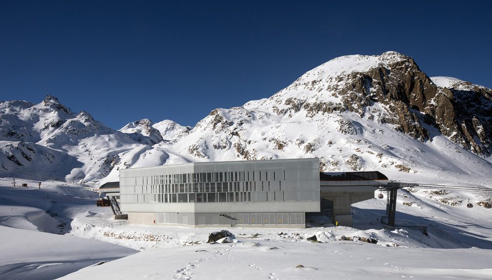midway station2 3S Eisgratbahn Gondola Lift at Stubai Glacier ao architekten