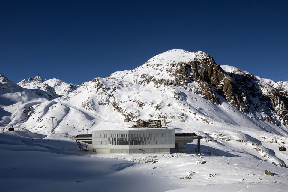 midway station 3S Eisgratbahn Gondola Lift at Stubai Glacier ao architekten
