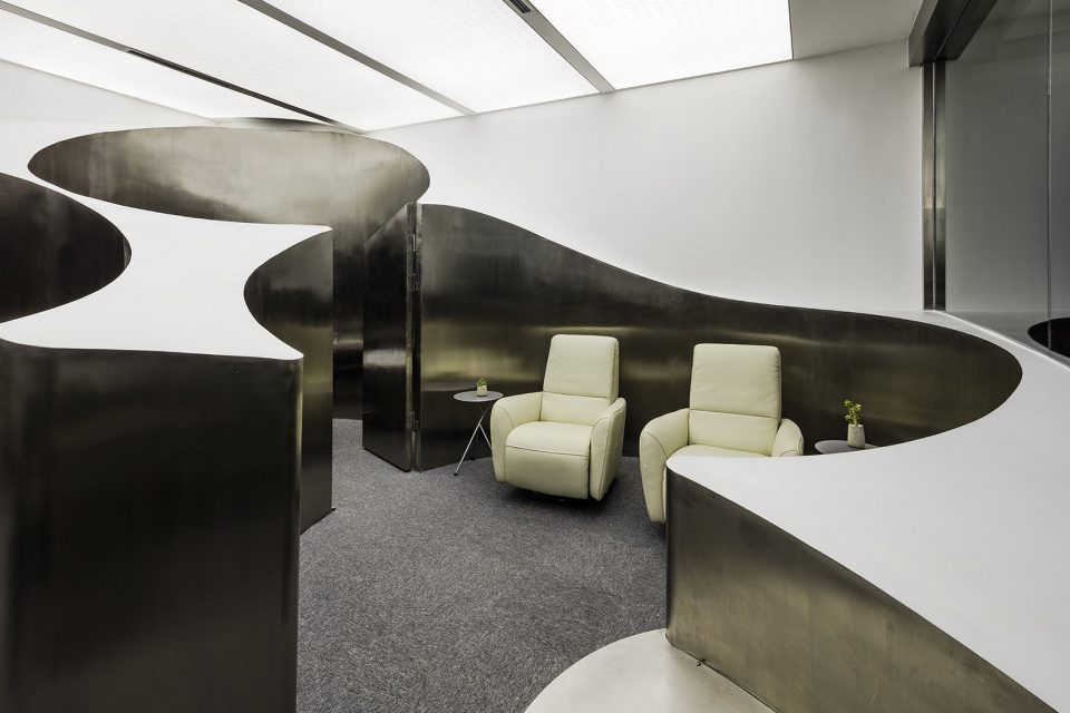 Mini Hill Lily Nails Salon by ARCHSTUDIO