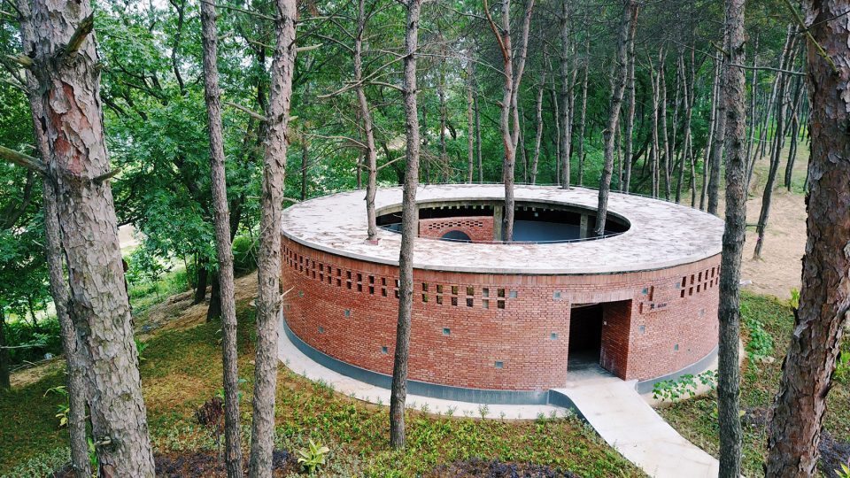 Round Toilet around Huan River By UAO 960x540 1