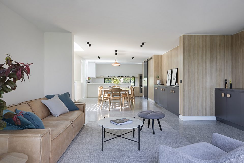 Ruffey Lake House by Aldona PajdakSteph RichardsonJohn Liu