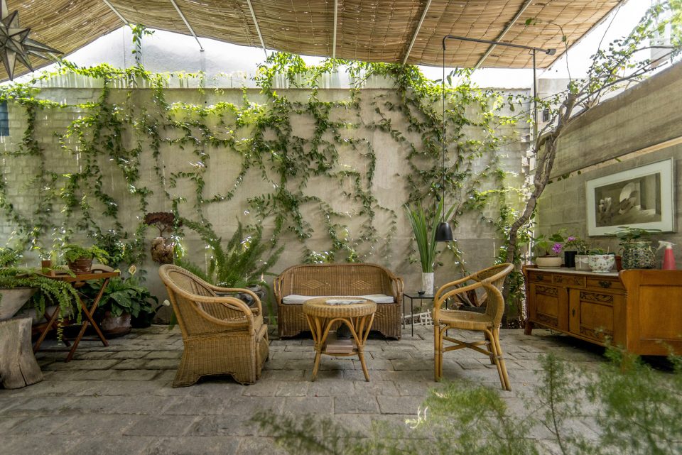 Entrance and terrace in Lima by Ghezzi Novak 1