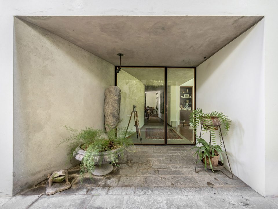 Entrance and terrace in Lima by Ghezzi Novak 1