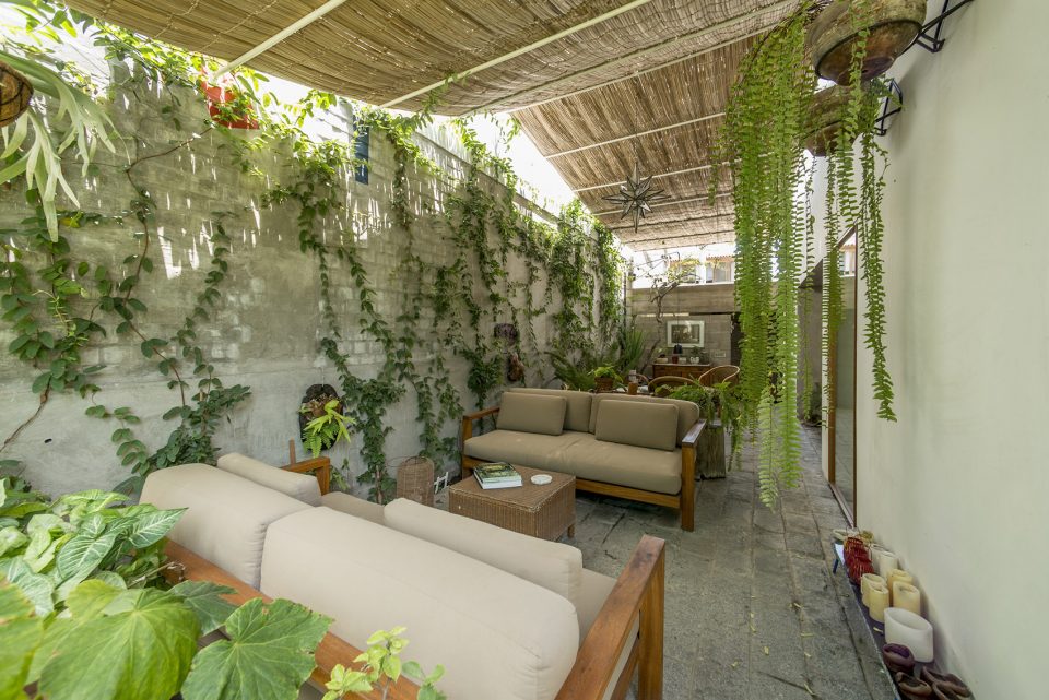 Entrance and terrace in Lima by Ghezzi Novak
