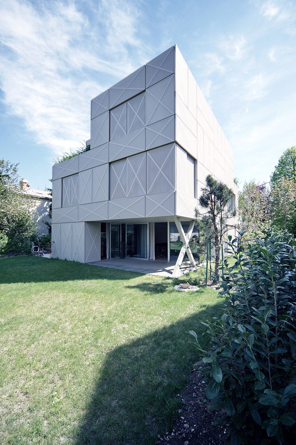 Villa Criss Cross Envelope By OFIS Architects