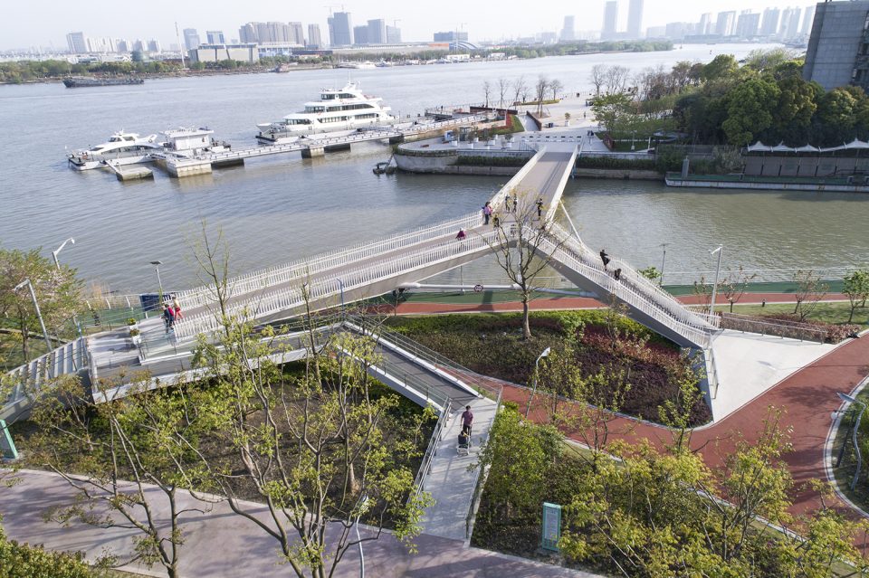 Footbridge on Rihui River By Atelier Deshaus 002