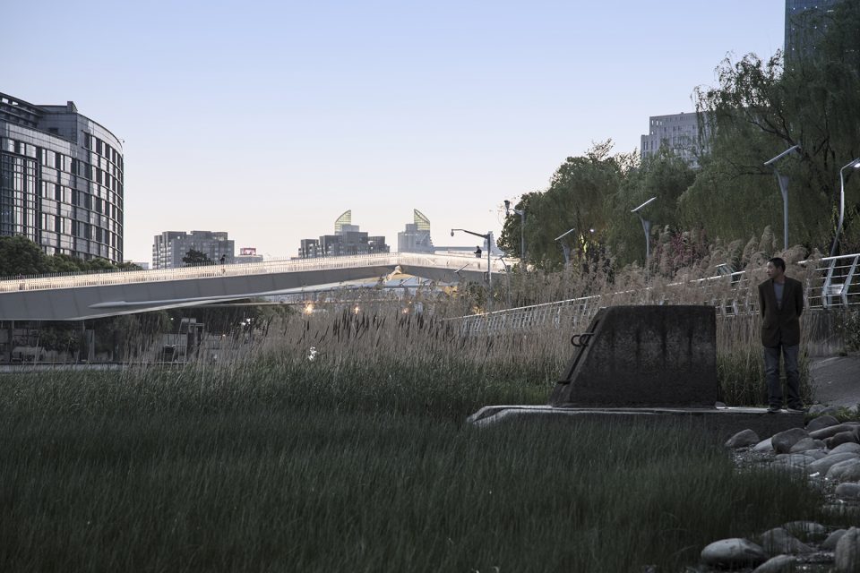 Footbridge on Rihui River By Atelier Deshaus 003