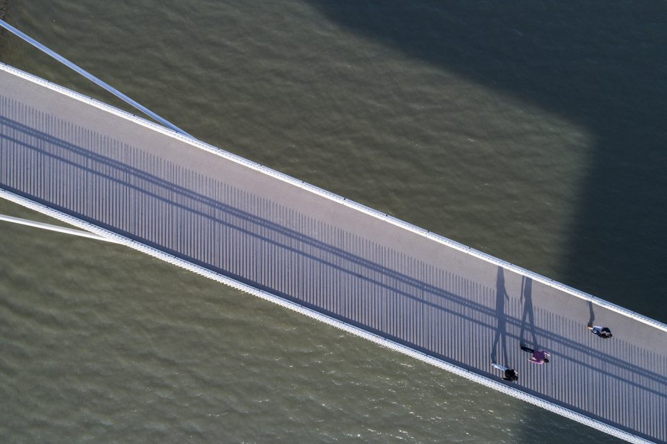 Footbridge on Rihui River By Atelier Deshaus 006