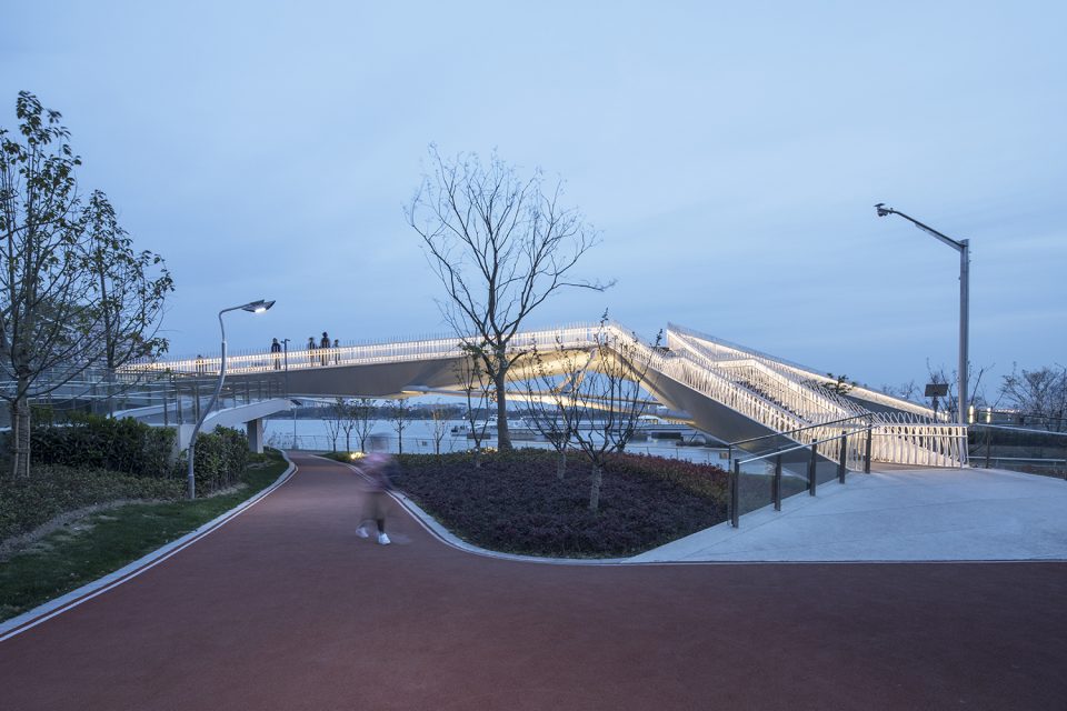 Footbridge on Rihui River By Atelier Deshaus 008