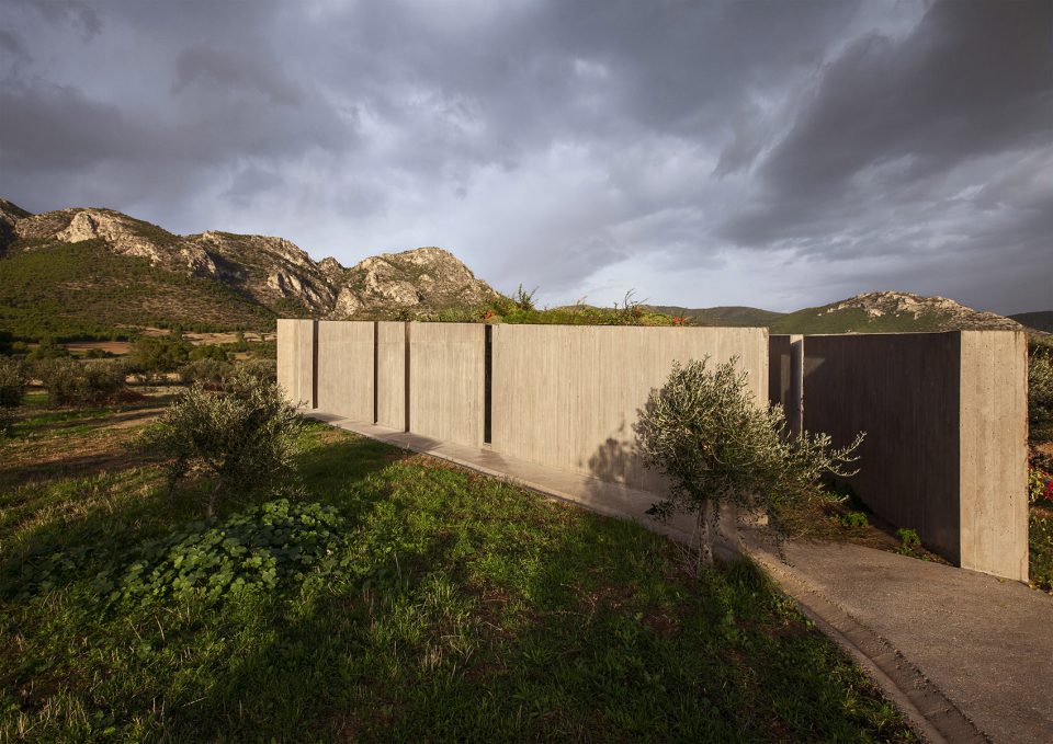 Residence in Megara by tense architecture 006