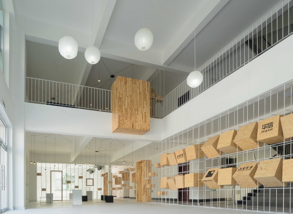 A low cost transformation for a public space of business incubator