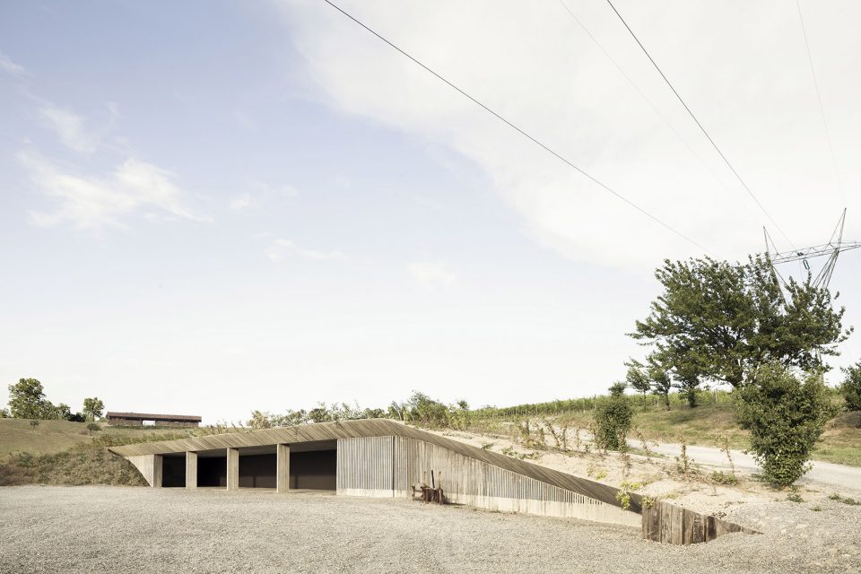Agricultural machinery depot by deamicisarchitetti
