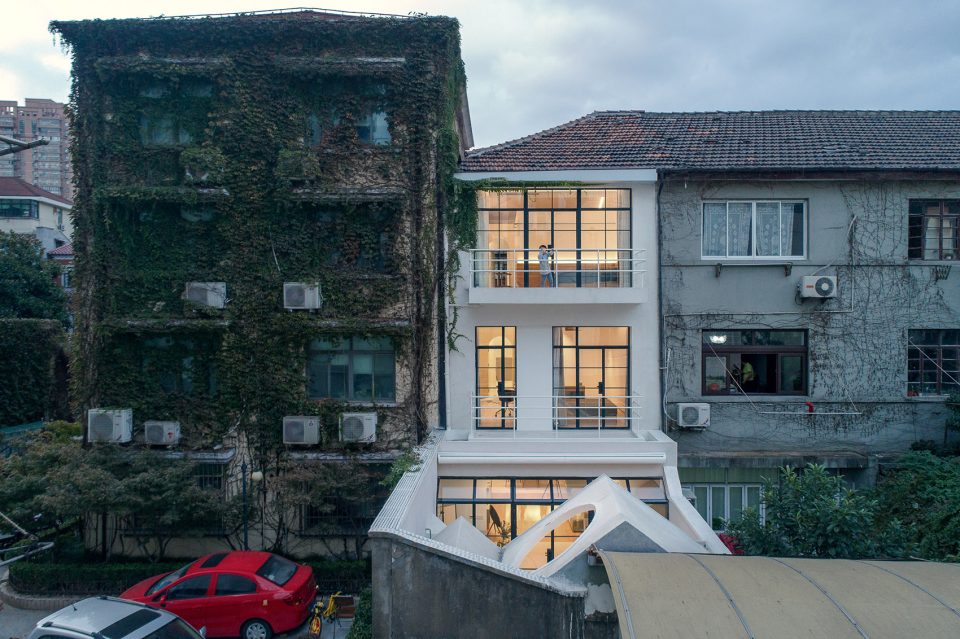 A white house a growing home by RIGI design