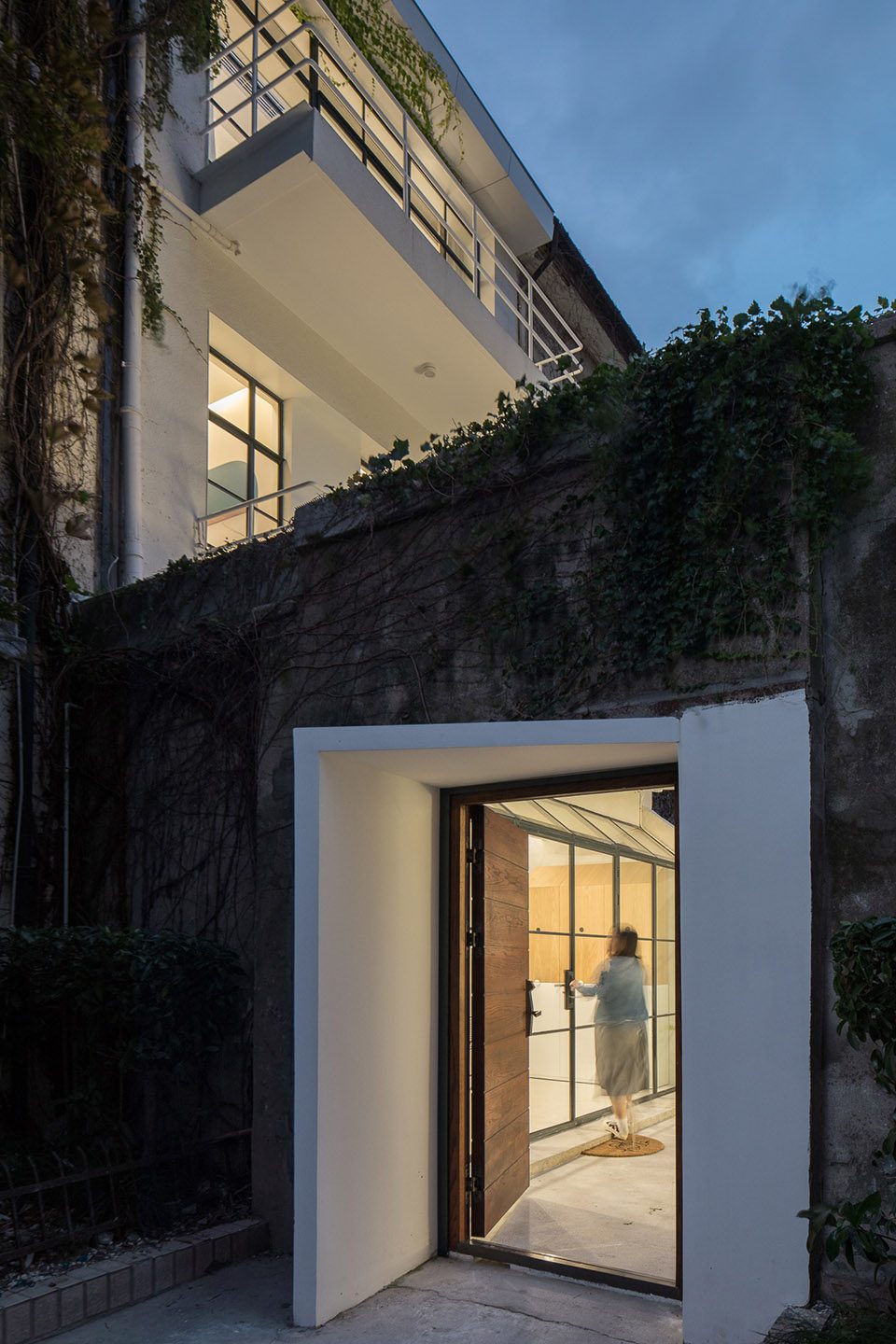 A white house a growing home by RIGI design