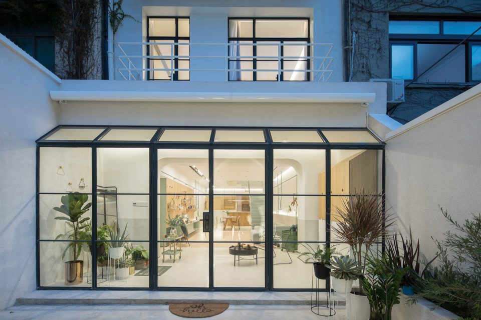 A white house a growing home by RIGI design