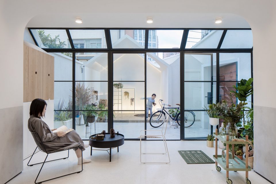 A white house a growing home by RIGI design