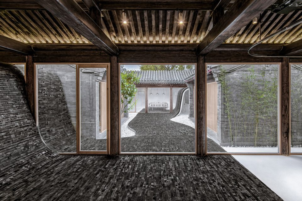 Twisting Courtyard By ARCHSTUDIO 960x641