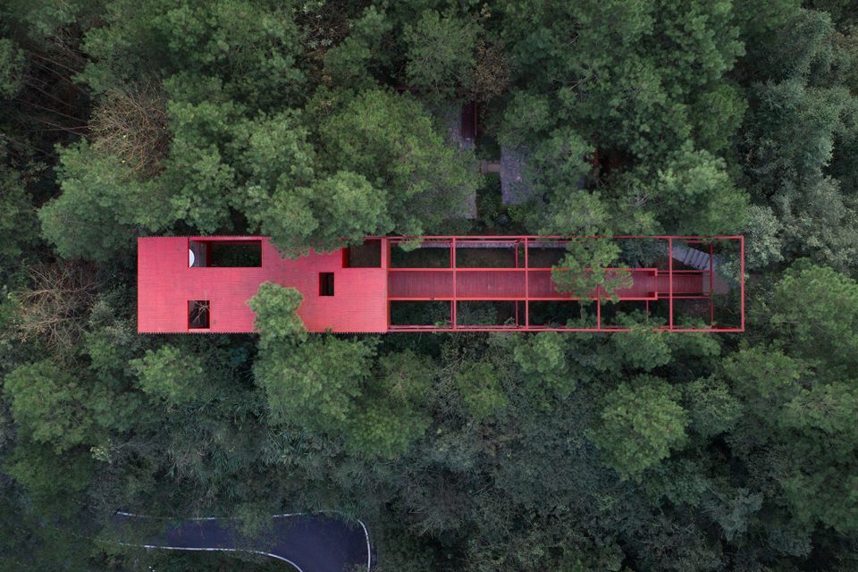 Longhouse among pine trees By Wuyang Architecture 960x640
