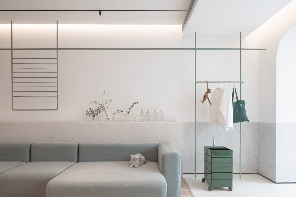 A white house a growing home by RIGI design